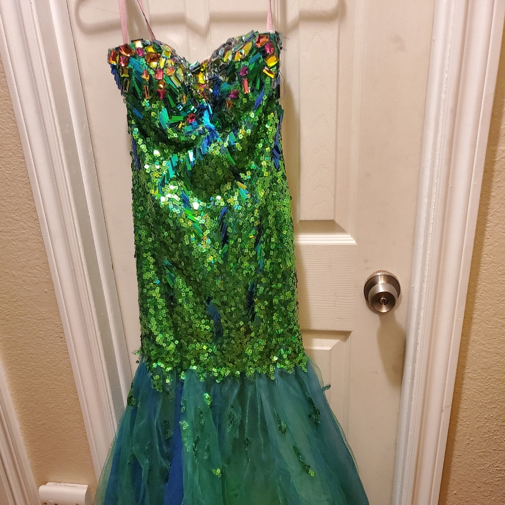 Strapless mermaid gown